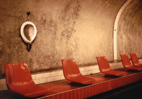 die pariser metro, die sitze sind praktisch wenn man müde ist, dahinter ein pissoir