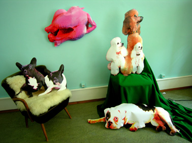 easyart papierobjekte chicks & dogs; in barbarella's atelier in Basel auf stühlen sitzen die hunde und das riesen poullet hängt an der wand