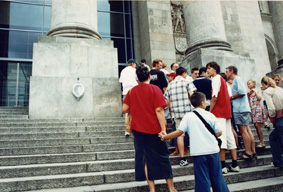 reichstag berlin zentrum der macht, besuchermassen strömen hineien vorbei an einem pissoir. es ging nicht lange bis sicherheitskräfte diese aktion beendeten.