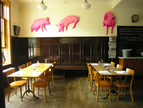 easyart papierobjekte schweine hoch oben an der wand in adriano's birseckerhof