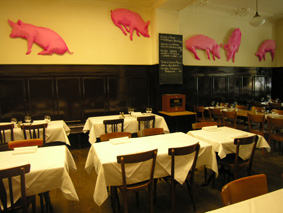 easyart schweine oben, stühle und banke unten, bald werden leute unter schweine essen, einfach schön
