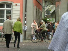 ein pissoir in freiburg's fussgängerzone eigentlich ein unding, es wird von den leuten ausgeblendet oder überrascht bemerkt, bestaunt, alles kommt vor